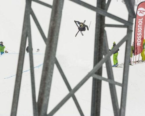 Top Freeski-Action bei schwierigen Wetterbedingungen im wahrscheinlich besten Snowpark der Alpen