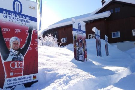 Alle Sieger von Ofterschwang jubeln vor der Gästeinformation