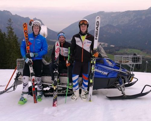 Beim letzten Training der Saison wurden die Sportler samt Trainer mit dem
Skidoo nach oben gezogen und nutzten nochmal die guten Bedingungen am Götschen. V.li.
Tobias Neuber, Landeskadertrainer Markus Lenz und Lukas Weingartner.