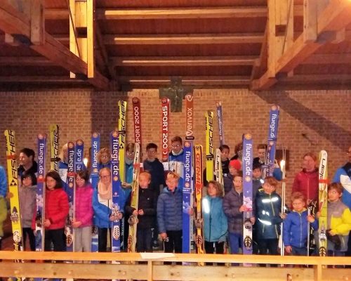 Sprungski-Weihe auf der Winklmooser Kirche (Reit im Winkl)